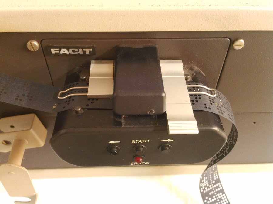 papertapereader_frontdetail.jpg papertapereader_frontdetail.jpg